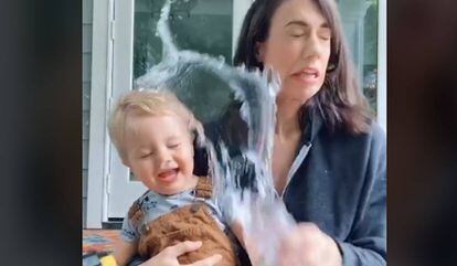 Video de una madre derramando agua sobre su bebé. 