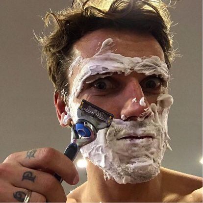 Efectivamente, la estrella del Atlético Antoine Griezmann no va a hacer un huevo frito con esa cuchilla. Tal y como afirma en su Instagram, va a afeitarse.