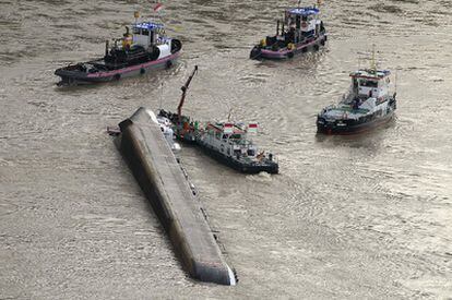 Varios barcos rodean al carguero que ha volcado en el Rin