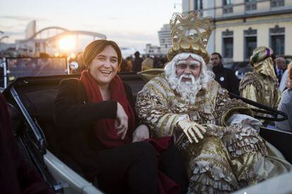 Ada Colau, junto con el rey Melchor