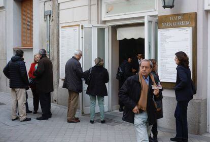 Varias personas, a la entrada de la sala Princesa del Teatro María Guerrero, ayer miércoles, en Madrid.