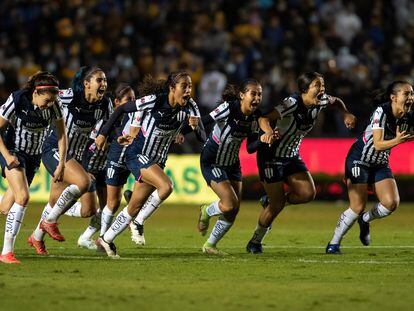 Las jugadoras de Rayadas celebran tras ganar a Tigres en los penaltis.