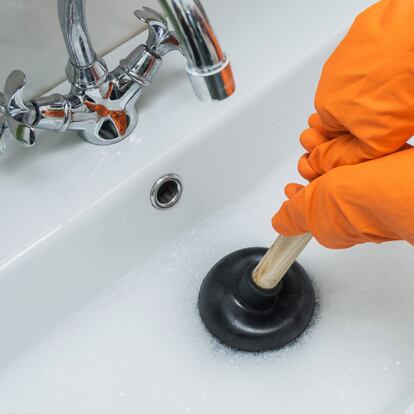 Una selección de desatascadores para disolver la suciedad más incrustada de tuberías y desagües de casa.