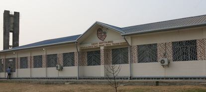 El nuevo edificio Télema en República Democrática del Congo con una persona mirando por la ventana a la izquierda