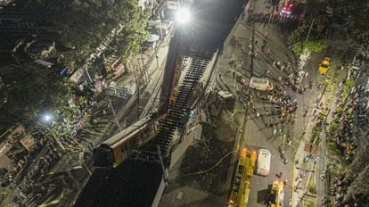 La estructura se derrumbó sobre los vehículos que circulaban en la avenida Tláhuac a su paso por el puente, según las imágenes de las cámaras de seguridad públicas, que captaron el momento del derrumbe. En imagen, vista aérea de los vagones desplomados.