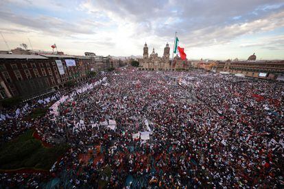Vista general de la plaza Zócalo durante el tercer informe de gobierno. 