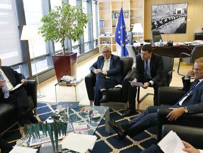 Juncker, junto a Tusk (i) y Schulz (d) tras conocer el Brexit