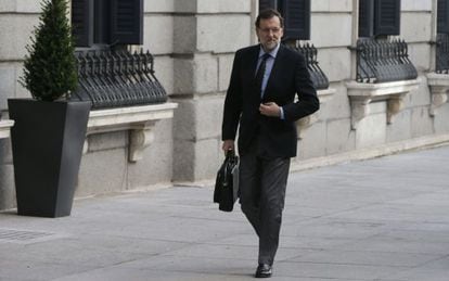 Rajoy, a su llegada al Congreso en Madrid antes de salir hacia Guinea.
