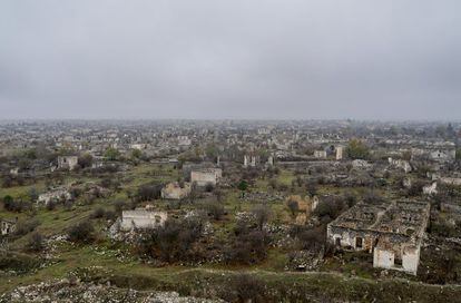 Agdam tenía 40.000 habitantes, en su mayoría azeríes, que fueron expulsados cuando las fuerzas armenias tomaron el control de la ciudad en 1993. Sus casas fueron destruidas para reconstruir los edificios de las localidades armenias de Nagorno Karabaj y Agdam se convirtió en una ciudad fantasma. Tras recuperar el control en la nueva guerra, Azerbaiyán pretende reconstruirla para alojar a sus antiguos habitantes.