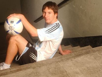 Messi posa en Buenos Aires con la camiseta de la selección en 2005.
