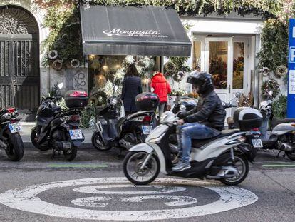 Un motociclista circula por la calle de Fernando VI, en Madrid.