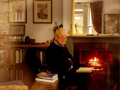 El neurocirujano Henry Marsh, retratado en su casa en Wimbledon, al sur de Londres.