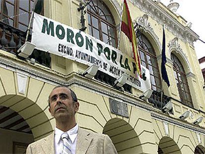 El alcalde de Morón, José Párraga, del PSOE, ante la casa consistorial.