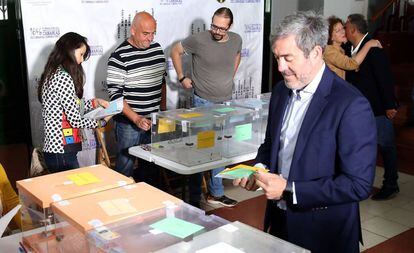 El candidato de Coalición Canaria-PNC a la presidencia de Canarias, Fernando Clavijo, vota este domingo en La Laguna.