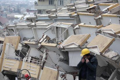 Un miembro del equipo de rescate, ante un edificio derruido en Kahramanmaras, Turquía.  