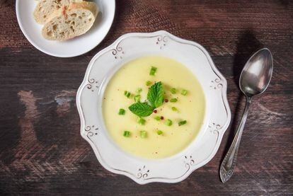 La vichyssoise fría elaborada por Simone Ortega | Recetas | Gastronomía |  EL PAÍS