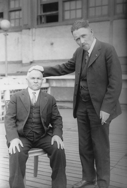 El doctor Brinkley posa con uno de sus pacientes en 1920, cuando su carrera iba en ascenso 'gracias' a sus malas prácticas.