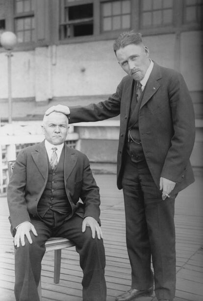 El doctor Brinkley posa con uno de sus pacientes en 1920, cuando su carrera iba en ascenso 'gracias' a sus malas prácticas.