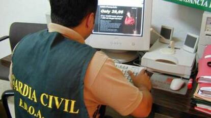 Un agente de la Unidad de Delitos Telemáticos de la Guardia Civil.