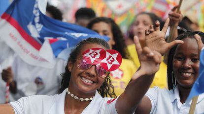Partidarias de Lula da Silva saludan durante una marcha a favor de la candidatura del expresidente, en Salvador, Bahía, el 30 de septiembre de 2020.