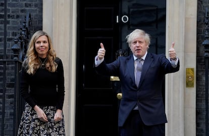 El primer ministro británico Boris Johnson y su pareja Carrie Symonds, el pasado 14 de mayo en Downing Street en Londres.