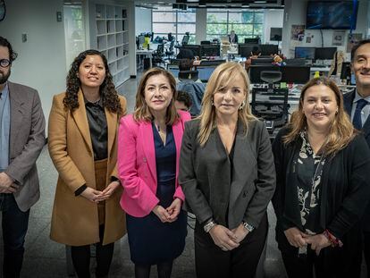 Los periodistas de EL PAÍS Javier Lafuente y Sonia Corona; Gabriela Rivera, de la UNFPAen México; Claudia Restrepo, consultora de Deloitte; María Cristina Castillo, secretaria de las Mujeres de Yucatán; y Rafael Chaves, de Organon, en la redacción del diario en Ciudad de México, el 9 de febrero de 2023.