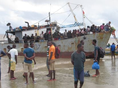Imagen de archivo de la llegada de un barco al puerto de Beira, en Mozambique, el 23 de marzo de 2019.