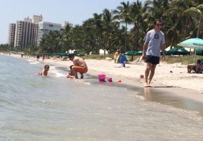 EL EXPRESIDENTE AZNAR EN MIAMI. José María Aznar pasea, el domingo, por una playa de Cayo Vizcaíno y lo hace aparentemente sin guardaespaldas. El exmandatario, que pronunció unas conferencias, estuvo con su esposa Ana Botella, alcaldesa de Madrid. Esta pagó el viaje de su bolsillo y asistió a varias reuniones con autoridades del condado, según fuentes próximas al matrimonio Aznar.