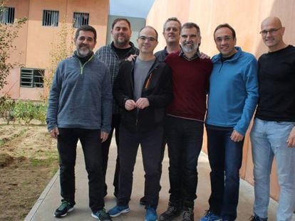 De izquierda a derecha: Jordi Sànchez, Oriol Junqueras, Jordi Turull, Joaquim Forn, Jordi Cuixart, Josep Rull y Raül Romeva. En vídeo, los presos independentistas en huelga de hambre lanzan una campaña para "internacionalizar aún más" el conflicto.