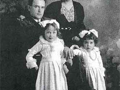 Virgilio Leret y su esposa, Carlota O'Neill, junto a sus hijas, Mariola y Carlota.