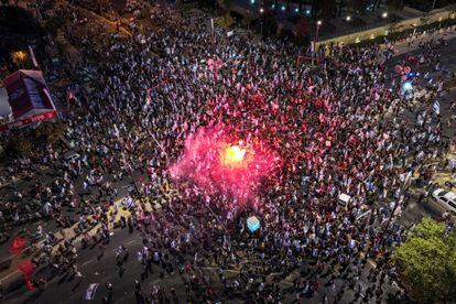 Una vista aérea muestra a los manifestantes durante una manifestación luego de una votación parlamentaria sobre un proyecto de ley en disputa que limita los poderes de la Corte Suprema para anular algunas decisiones gubernamentales, en Jerusalén el 24 de julio de 202