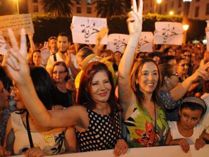 Ciudadanos marroquíes se manifestaron el lunes 6 de julio en Rabat contra el arresto de dos mujeres que enfrentan cargos de "indecencia".
