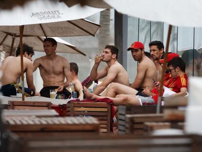 Javi Mart&iacute;nez, Monreal, Casillas, Cazorla, Navas y Villa, entre otros, en una playa cerca de Fortaleza. 