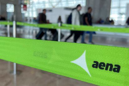 El logotipo de Aena en uno de los filtros de seguridad del aeropuerto de Madrid-Barajas.