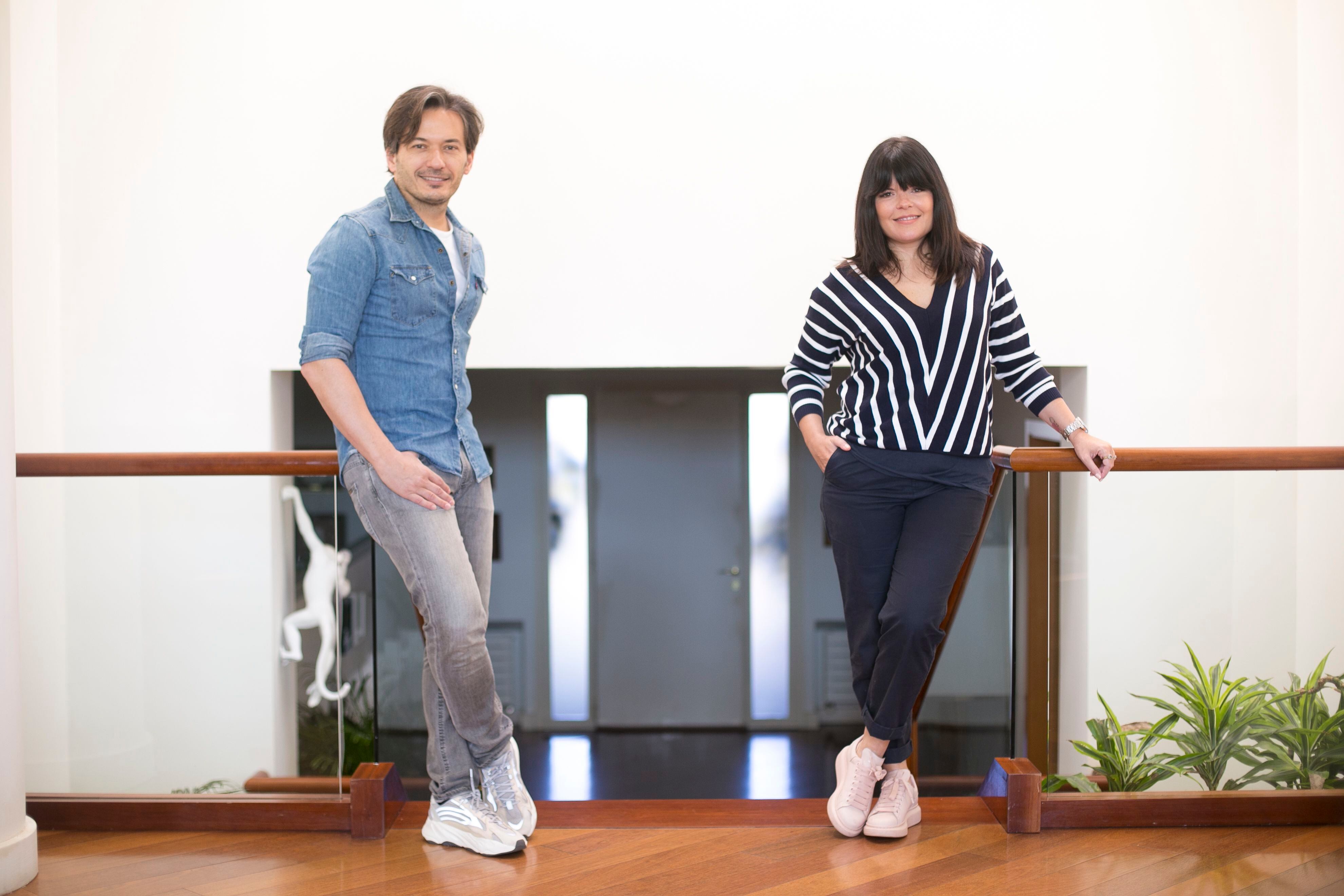Alberto y Laura Caballero, creadores, productores y directores de las series 'Aquí no hay quien viva' y 'La que se avecina', en casa de él en Madrid.