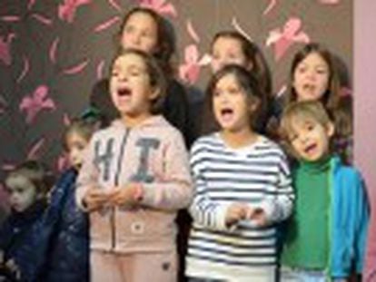Los hijos de los voluntarios de la Asociación Generando Igualdad cantan contra la violencia