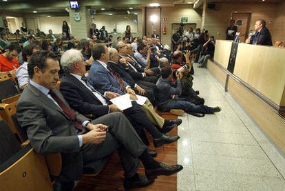 Jorge Valdano, en primer término, durante la comparecencia ante la prensa de Florentino Pérez el miércoles pasado.