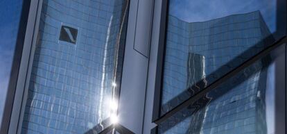 Reflejo de la sede de Deutsche Bank en Fráncfort.