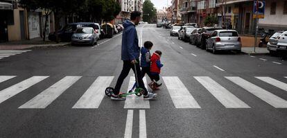 Un adulto con dos niños, este domingo en Madrid.