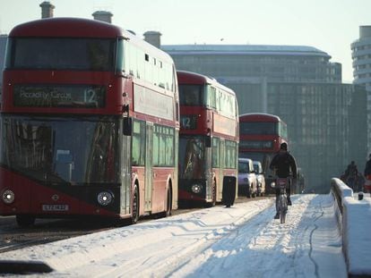Un ciclista pasa junto a dos autobuses en Londres, el pasado febrero.