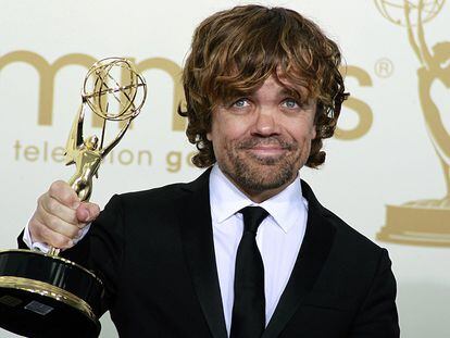 El actor Peter Dinklage posa con su Emmy por su interpretación de Tyrion Lannister en 'Juego de Tronos', en 2019.