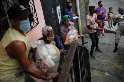Vecinos de Caracas reciben bolsas de alimentos del programa de ayudas ante la crisis, el pasado mes de abril.