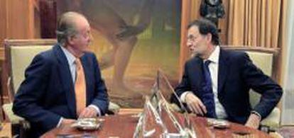 El rey Juan Carlos conversa con el presidente del PP, Mariano Rajoy, a quien ha recibido en audiencia en el Palacio de La Zarzuela, en la ronda de consultas del Jefe del Estado para la investidura del presidente del Gobierno