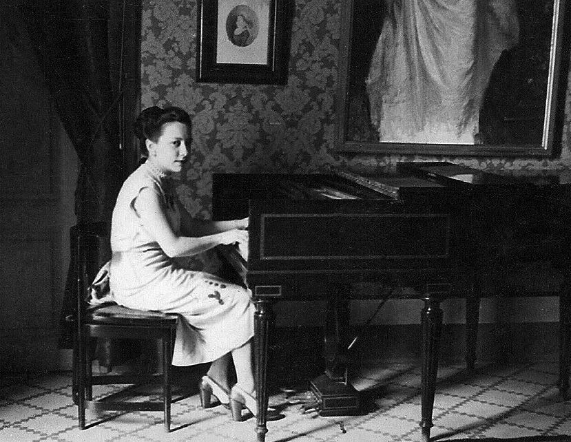Alicia de Larrocha, tocando el clave el 16 de junio de 1948 en la Academia Marshall de Barcelona.