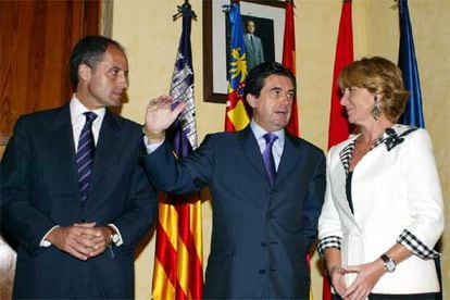 Los presidentes de la Comunidad Valenciana, Francisco Camps; Baleares, Jaume Matas, y Madrid, Esperanza Aguirre.