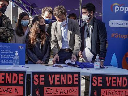 Pablo Casado, líder del PP, en una mesa de recogida de firmas contra la Ley Celaá.