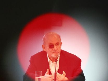 El escritor Salman Rushdie ofrece una rueda de prensa durante la Feria del Libro de Fráncfort, el pasado 20 de octubre.