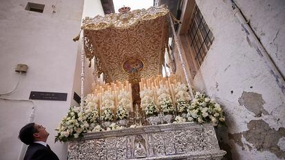 Procesión de la hermandad de la Aurora, a su paso por la calle Grifos de San José de Granada (Andalucía).