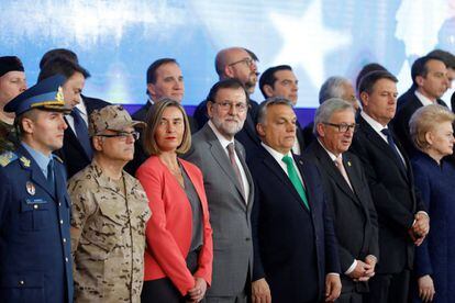 El presidente del gobierno de Espa&ntilde;a Mariano Rajoy, junto a la Alta Representante de Pol&iacute;tica Exterior, Federica Mogherini, en la cumbre para poner en marcha de la cooperaci&oacute;n en materia de defensa. EFE