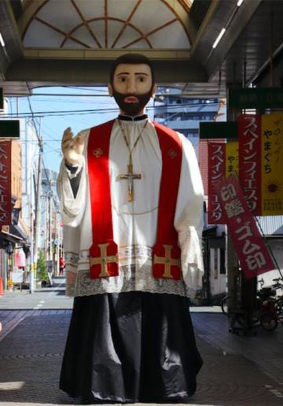 Figura gigante del misionero navarro